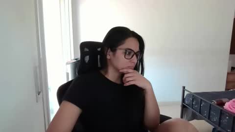 Snapshot of almamaria chatting on 10.20.25 almamaria online show from 10.20.25