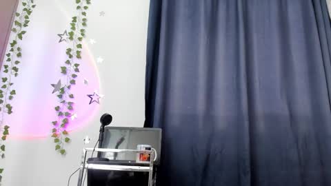 Snapshot of alyxroses chatting on 02.06.25    online show from 02.06.25