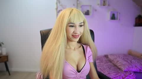 Snapshot of amai__liu chatting on 11.08.25 Amai Liu online show from 11.08.25