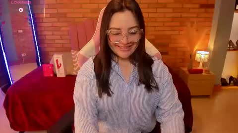 Hi Im AmaiaHelp me reach 100 likes online show from 06.14.26