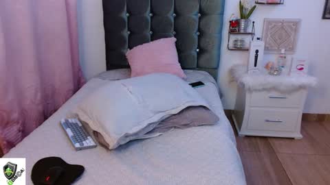 Snapshot of amalia_brunette chatting on 01.03.25 AMALIA online show from 01.03.25