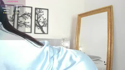 Snapshot of amaravelez chatting on 02.05.25 Amara online show from 02.05.25