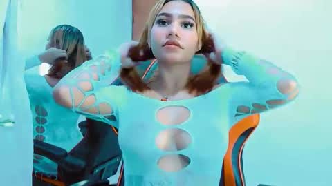 Snapshot of amber_love04 chatting on 12.19.25 amber_love04 online show from 12.19.25