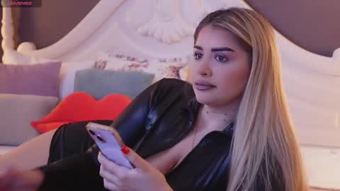 Amberseyes online show from 02.15.25