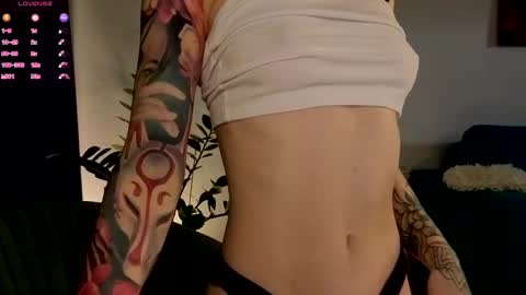 Snapshot of ambientmoon chatting on 11.05.25 Moon inst 4mbientmoon online show from 11.05.25