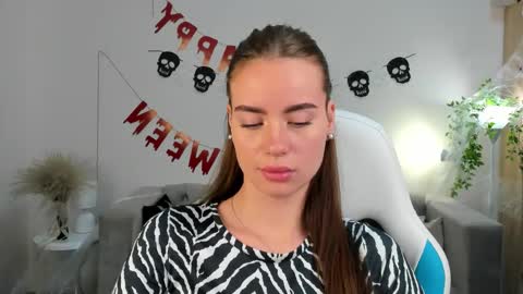 Snapshot of ameli_povilainn chatting on 10.28.25 Ameli online show from 10.28.25