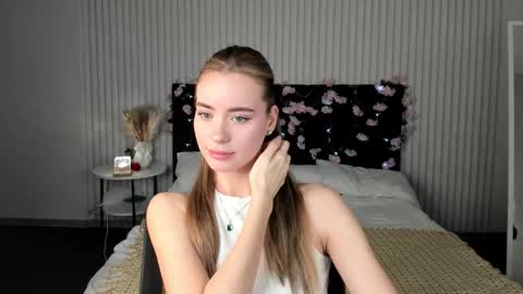 Snapshot of ameli_povilainn chatting on 11.28.25 Ameli online show from 11.28.25