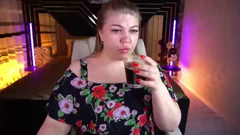 Snapshot of amellywhite chatting on 07.21.26 Alina online show from 07.21.26