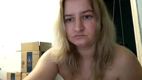 Snapshot of amely12 chatting on 01.04.25 amely12 online show from 01.04.25