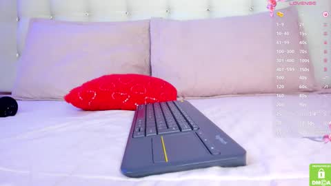 Snapshot of amelyamann chatting on 03.12.25 online show from 03.12.25