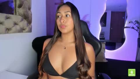 Snapshot of amelyamann chatting on 11.18.25 online show from 11.18.25