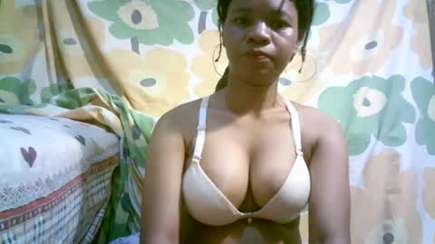 Snapshot of aminah01 chatting on 11.18.25 aminah01 online show from 11.18.25