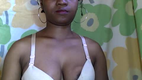 Snapshot of aminah01 chatting on 11.19.25 aminah01 online show from 11.19.25