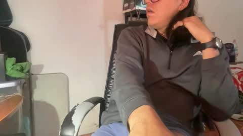 Snapshot of amo_s chatting on 10.16.25 amo_s online show from 10.16.25