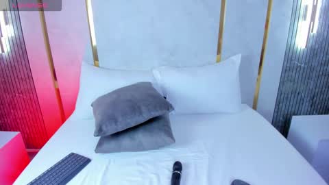 Snapshot of amor_smith_ chatting on 11.28.25 Tefy online show from 11.28.25