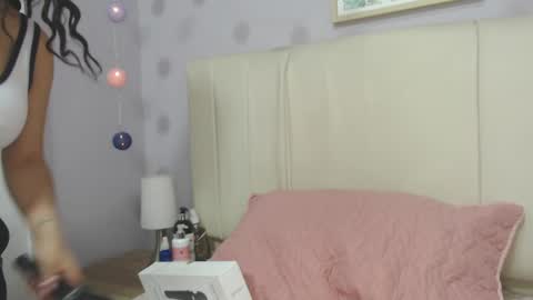 Snapshot of amy_le chatting on 03.04.25 Amy online show from 03.04.25