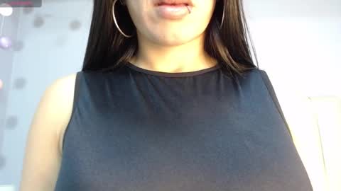 Snapshot of amy_le chatting on 09.22.25 Amy online show from 09.22.25