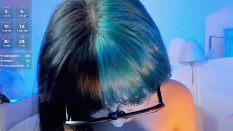 Snapshot of amy_lit chatting on 11.20.25 Hello I am Allison Welcome to my room and let is have a good time together whith me online show from 11.20.25