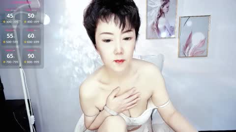 Snapshot of amy_olivia88 chatting on 11.06.25 Olivia online show from 11.06.25