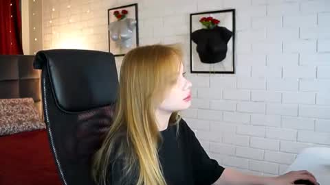 Snapshot of amynox chatting on 06.18.26 Amy online show from 06.18.26
