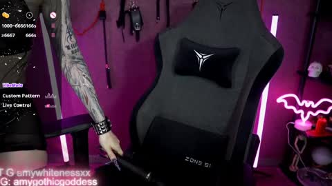 Snapshot of amywhitenessxx chatting on 04.01.26 Amy switch Goddess divine Mistress online show from 04.01.26