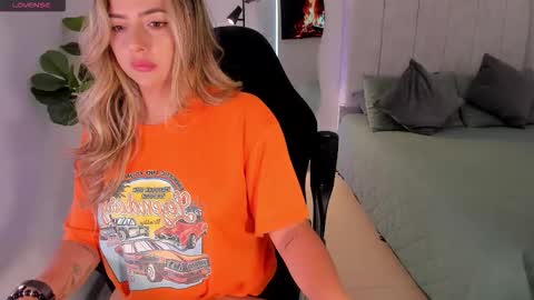 Snapshot of amywoods chatting on 02.25.26 online show from 02.25.26