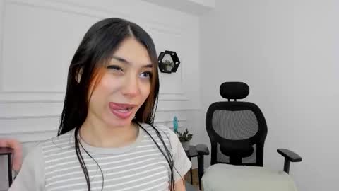 Snapshot of ana_muller19 chatting on 11.04.25 Ana online show from 11.04.25