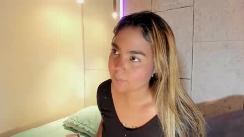 Snapshot of anaelle_bardin chatting on 11.02.25 Anna online show from 11.02.25