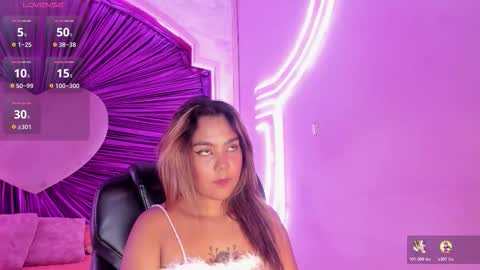 Snapshot of anaelle_bardin chatting on 11.21.25 Anna online show from 11.21.25