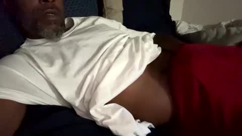 Snapshot of analluvz chatting on 11.01.25 Luv online show from 11.01.25