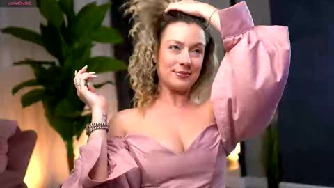 Snapshot of anastasiamills chatting on 12.16.25 AnastasiaMills online show from 12.16.25