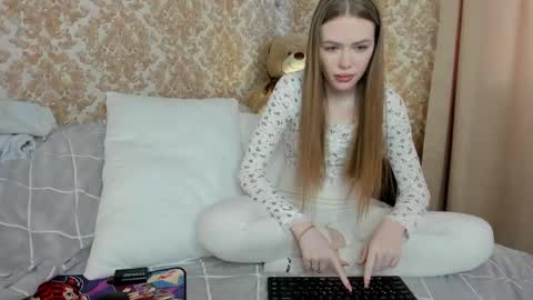 Snapshot of anayalowe chatting on 04.22.26 anayalowe online show from 04.22.26