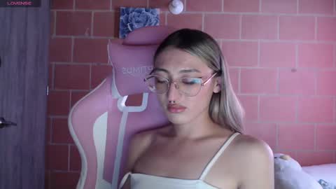 Snapshot of andrea_camila chatting on 09.10.25 Andrea  online show from 09.10.25