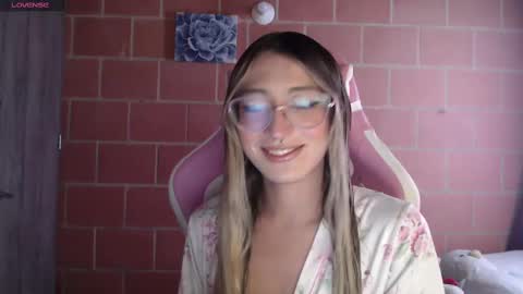 Snapshot of andrea_camila chatting on 10.10.25 Andrea  online show from 10.10.25