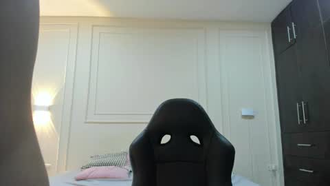 Snapshot of andres_stud chatting on 06.13.26 andres_stud online show from 06.13.26