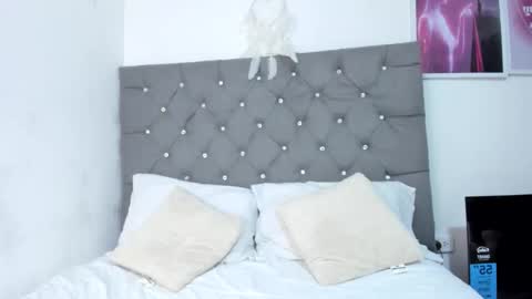 Snapshot of aneko_morii chatting on 10.13.25 online show from 10.13.25