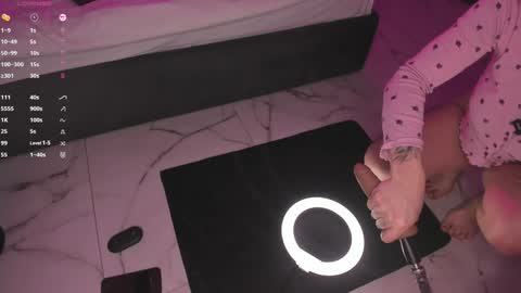 Snapshot of angel_face_devil_mind chatting on 12.19.25 Viktoria online show from 12.19.25