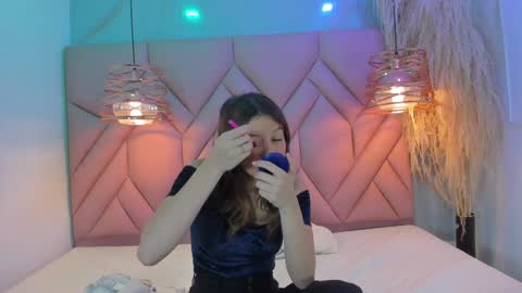 Snapshot of angelaa_cute chatting on 12.12.24 ANGELA online show from 12.12.24