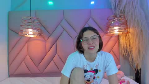 Snapshot of angelaa_cute chatting on 12.23.24 ANGELA online show from 12.23.24