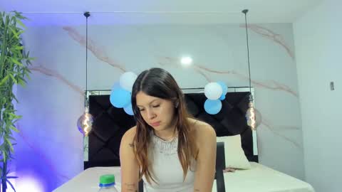 Snapshot of angelaa_cute chatting on 10.04.25 ANGELA online show from 10.04.25