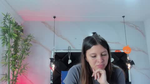 Snapshot of angelaa_cute chatting on 10.28.25 ANGELA online show from 10.28.25