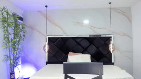 Snapshot of angelaa_cute chatting on 11.08.25 ANGELA online show from 11.08.25