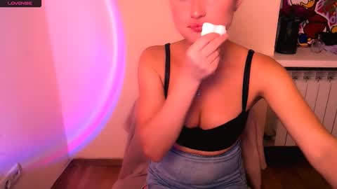 Snapshot of angelalice_ chatting on 09.30.25 Alice online show from 09.30.25