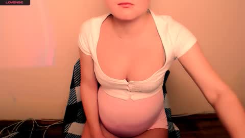 Snapshot of angelalice_ chatting on 12.18.25 Alice online show from 12.18.25