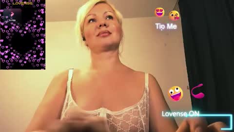 Snapshot of angelaroberti2 chatting on 02.14.26 glow online show from 02.14.26