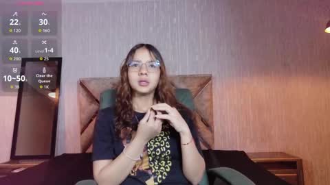 Snapshot of angeles_azul chatting on 10.04.25 angel online show from 10.04.25