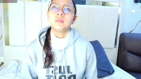 Snapshot of angeles_azul chatting on 06.24.26 angel online show from 06.24.26