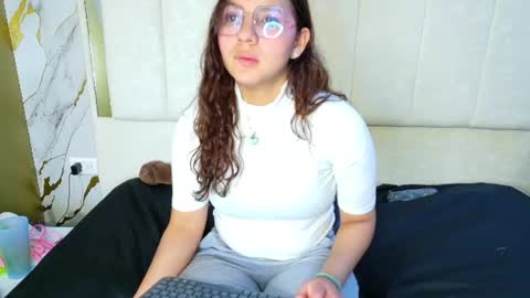 Snapshot of angeles_azul chatting on 06.25.26 angel online show from 06.25.26