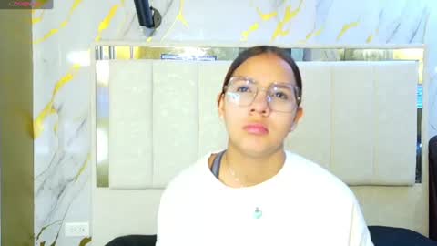 Snapshot of angeles_azul chatting on 06.25.26 angel online show from 06.25.26