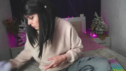 Snapshot of angelika_rouge chatting on 01.05.25 Angelika Rouge online show from 01.05.25